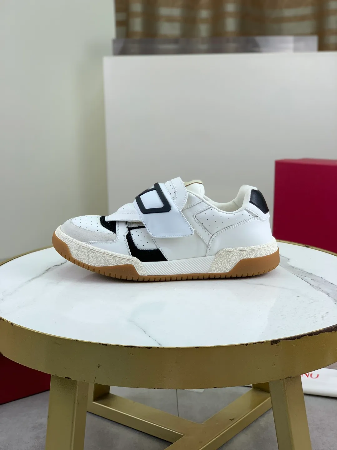 Men's men's shoes 💰P680 New Valentino 𝑶𝒏𝒆𝑺𝒕𝒖𝒅 Couple's sports shoes series Valentino 2025 new couple's sports shoes are on sale. The original ZP purchase and dismantling. Repeated pattern making and modification. 1:1 restoration! Top luxury masterpiece Velcro design Soft and comfortable imported calfskin brings excellent elegant texture and excellent on-foot comfort Top purchasing version upper: imported calfskin surface/original oil edge craftsmanship Lining: water-dyed sheepskin lining Outsole: original development 𝐓𝐏𝐔 two-color combination outsole Packaging: original configuration complete package Code number: 35-46